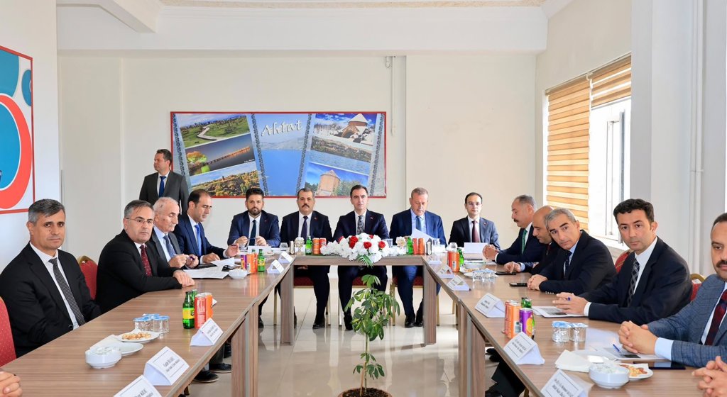 İl Müdürümüz Vefa Akdoğan, UNESCO tescilli taş işçiliği mirasını yaşatmak amacıyla düzenlenen 2. Geleneksel Ahlat Taş İşçiliği Çalıştayı’na katıldı