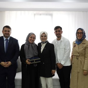 Bakanımız Göktaş, evlilik kredisinden yararlanan yeni evli çiftin ilk misafiri oldu - fotoğraf 4