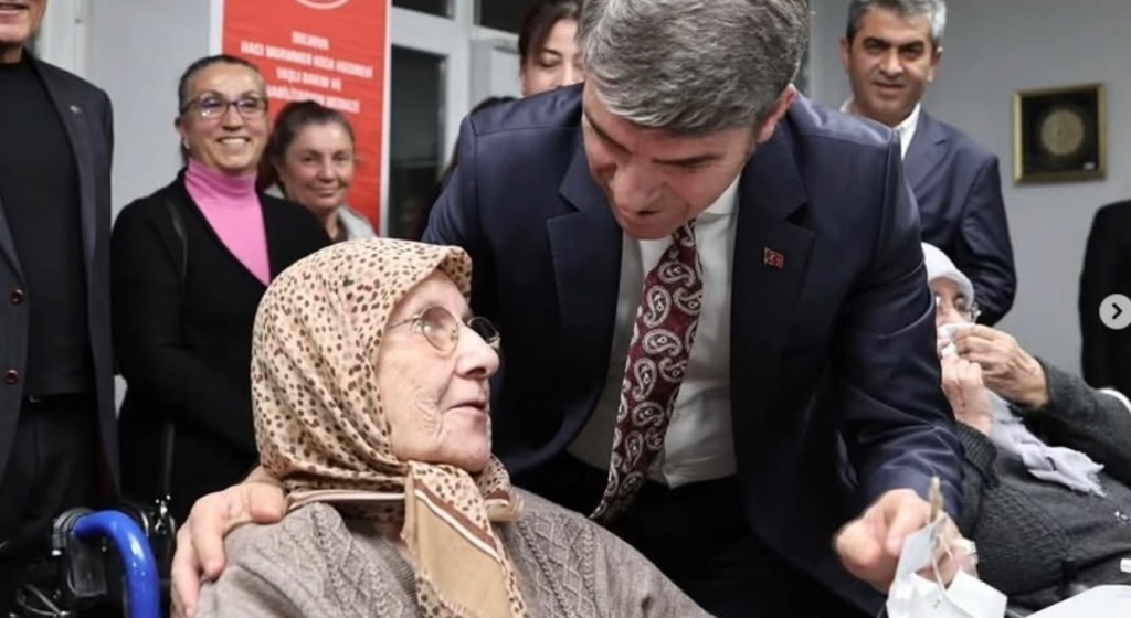Valimiz Önder BAKAN, Huzurevi Sakinleriyle Akşam Yemeğinde Bir Araya Geldi