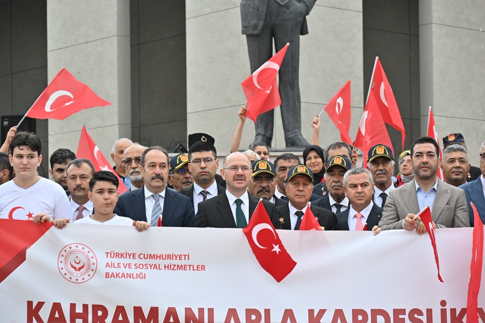 19 Eylül Gaziler Günü dolayısıyla; Sayın Valimiz Mehmet Fatih Serdengeçti, il protokolü, siyasi parti temsilcileri, İl Müdürümüz Sayın Naci Yılmaz, İl Müdürlüğümüz personelleri, öğrencilerimiz ve kahraman gazilerimizin katılımıyla yürüyüş gerçekleştirildi.