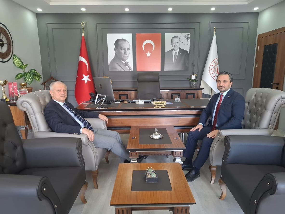 Vali Yardımcımız Sayın İsmail ÇORUMLUOĞLU, İl Müdürümüz Sayın Mahmut SELÇUK’u ziyaret etti.