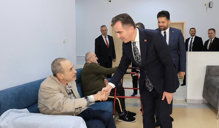 Sayın Valimiz Ahmet Karakaya'dan Ulu Çınarlarımıza Anlamlı Ziyaret 