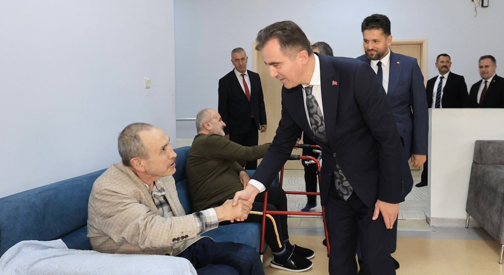  Sayın Valimiz Ahmet Karakaya'dan Ulu Çınarlarımıza Anlamlı Ziyaret 