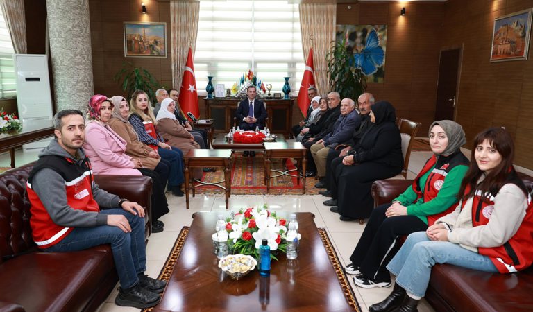 Valimiz Sayın Ahmet Karakaya, “1 Ekim Dünya Yaşlılar Günü” münasebetiyle ilimizdeki yaşlılarımızı makamında kabul etti