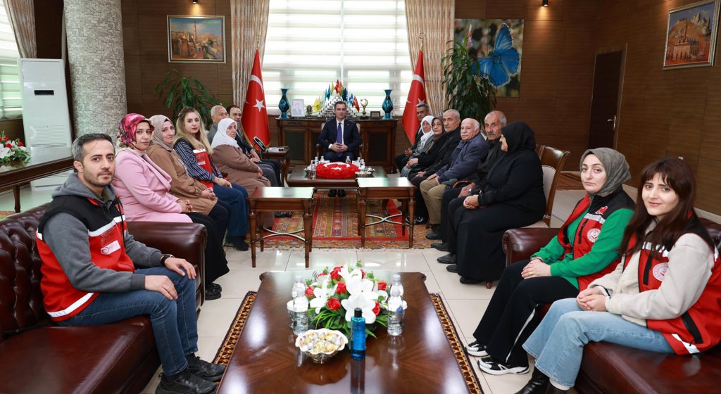 Valimiz Sayın Ahmet Karakaya, “1 Ekim Dünya Yaşlılar Günü” münasebetiyle ilimizdeki yaşlılarımızı makamında kabul etti