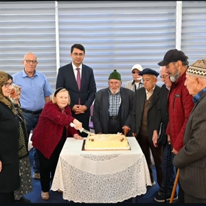 Sayın Valimiz Dr. Serdar Kartal, 1 Ekim Dünya Yaşlılar Günü dolayısıyla Huzurevi Yaşlı Bakım ve Rehabilitasyon Merkezi’ni ziyaret ederek kıymetli büyüklerimizle bir araya geld - fotoğraf 1