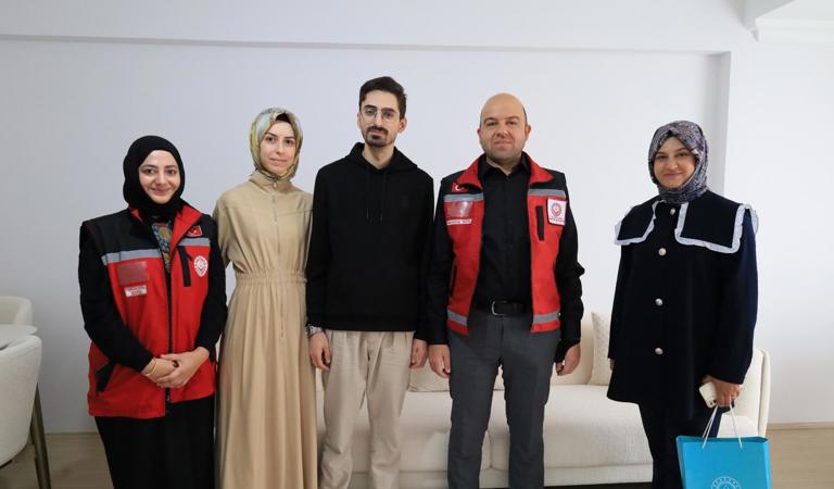 İl Müdürümüz Sayın Abdulhalim Ünalan ve çalışma arkadaşlarımız ile birlikte Evlenecek Gençlerin Desteklenmesi Projesi kapsamında kredi desteği alan Demir çiftimizi evlerinde ziyaret ederek Sayın Bakanımızın ve Sayın Valimizin selamlarını ilett