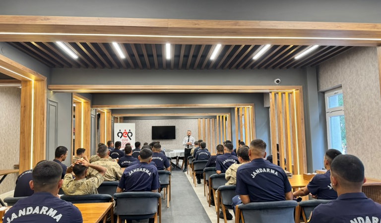  Aile Eğitim Programı (AEP) ve Evlilik Öncesi Eğitim Programı (EÖEP) seminerleri, İl Jandarma Komutanlığı bünyesinde eğitim birimimiz tarafından gerçekleştirildi.