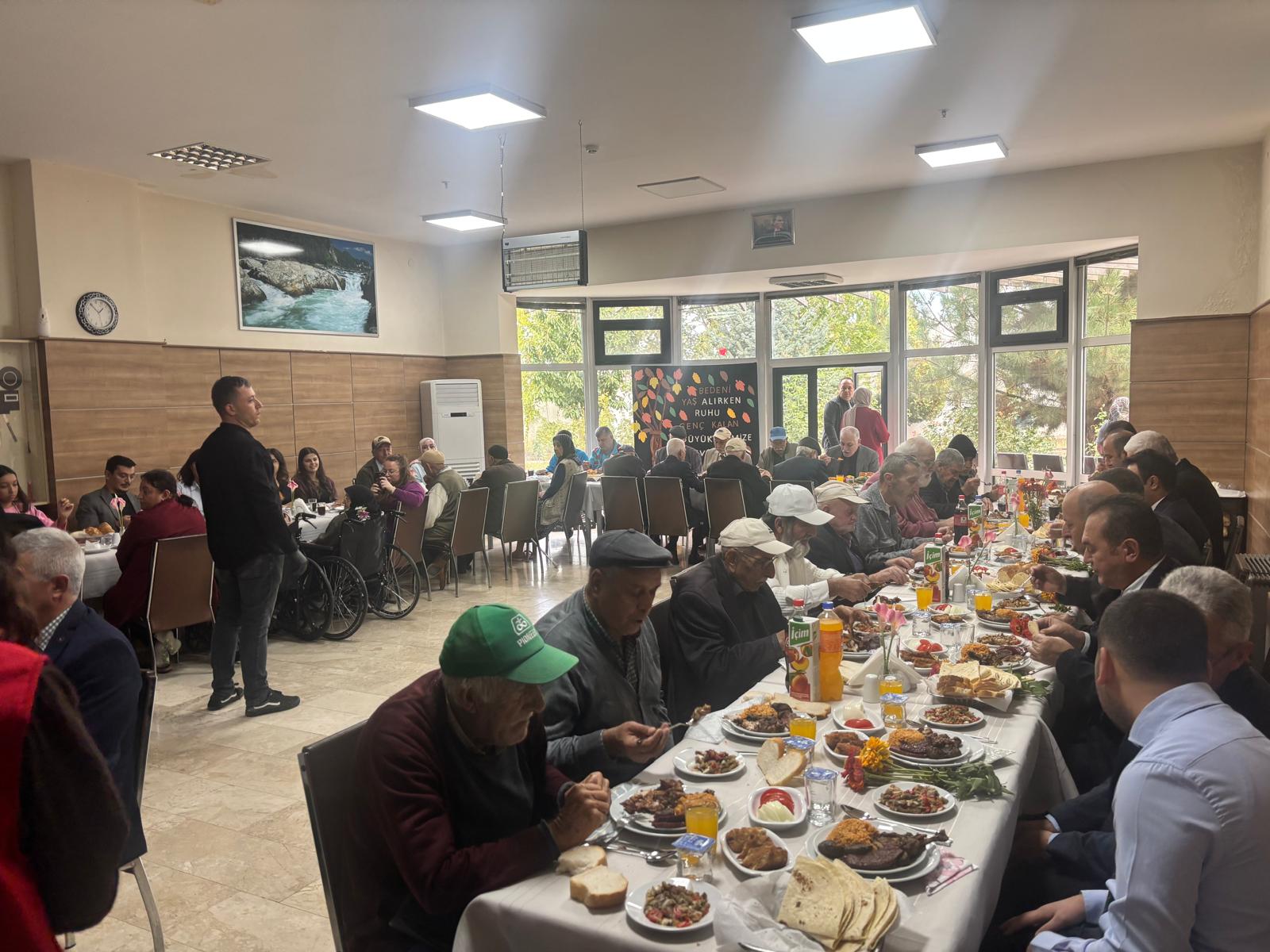 Sandıklı Hüseyin Develi Huzurevi'nde Yaşlılar Haftası Kutlandı