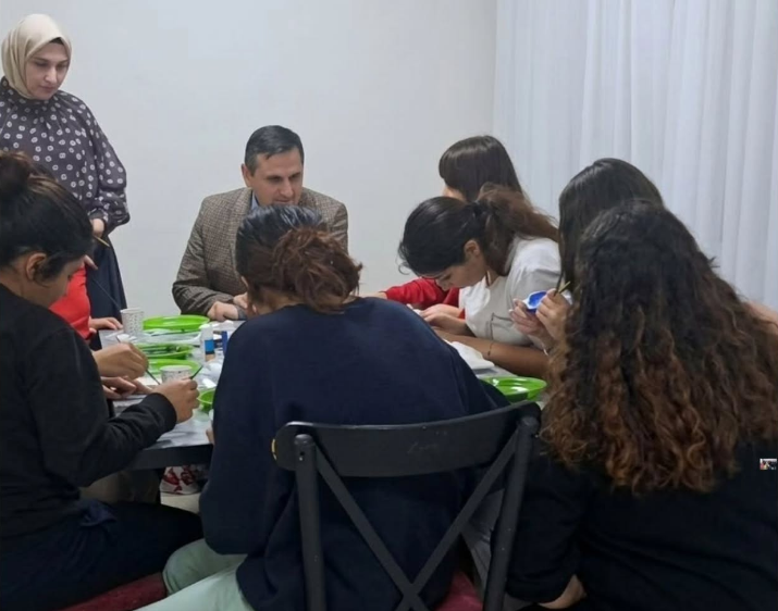 Bi’Niyet Derneği’nin katkılarıyla dekoratif obje boyama etkinliği gerçekleştirildi.