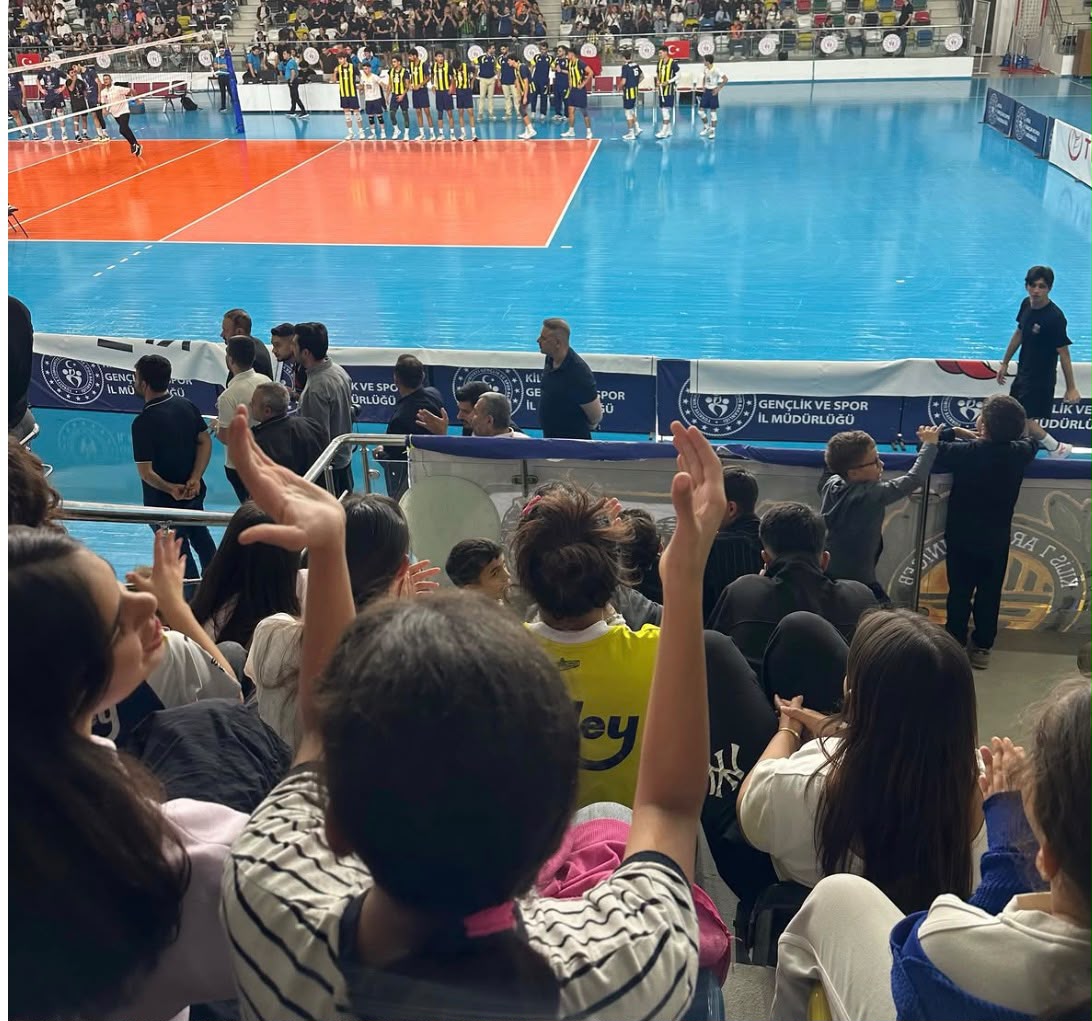 Çocuklarımız Kilis Gençlik Spor-Fenerbahçe Voleybol Karşılaşmasını Tribünden İzledi