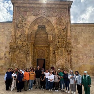 Engelsiz Ekspres Yolculuğu; Engelsiz Ekspres ile Erzincan’dan Divriği’ye uzanan bu anlamlı yolculukta, engelsiz kızlarımızla birlikte tarihimizin ve kültürel mirasımızın izlerini keşfetmenin mutluluğunu yaşadık.  - fotoğraf 1