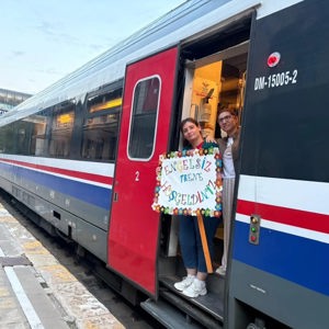 Engelsiz Ekspres Yolculuğu; Engelsiz Ekspres ile Erzincan’dan Divriği’ye uzanan bu anlamlı yolculukta, engelsiz kızlarımızla birlikte tarihimizin ve kültürel mirasımızın izlerini keşfetmenin mutluluğunu yaşadık.  - fotoğraf 2