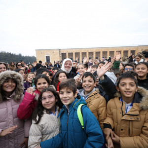 Bakan Selçuk, Türk kadınına seçme ve seçilme hakkı verilişinin yıl dönümünde, kadın milletvekilleri, muhtarlar, bürokratlar, akademisyenler ve STK’ların kadın temsilcileri ile Anıtkabir'i ziyaret etti. - fotoğraf 1