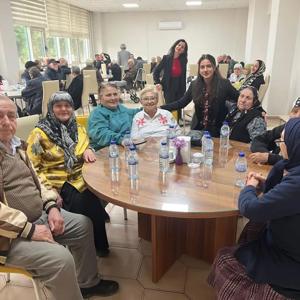 Karabük Yücel Huzurevi ev sahipliğinde 1  Ekim Dünya Yaşlılar Günü vesilesiyle yaşlılarımıza yönelik düzenlenen organizasyonunda biraraya gelindi. - fotoğraf 8
