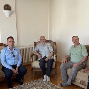 Edirne Aile ve Sosyal Hizmetler İl Müdürü Sayın Harun TOHUMCU, Kore Gazisi Arif BACI ve kıymetli ailesini ziyaret etti. - fotoğraf 1