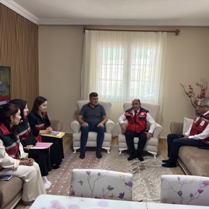 İl Müdürümüz Galip Sökmen, Dördüz Bebekleri Dünyaya Gelen Çörüt Ailesini Ziyaret Etti - fotoğraf 1