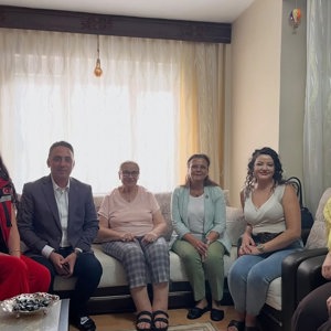 İl Müdürümüz Sayın Harun TOHUMCU, 1985 yılında Afyon’da şehit olan şehit Bülent SAATÇİOĞLU’nun kıymetli eşi Mürvet SAATÇİOĞLU’nu ziyaret etti. - fotoğraf 1