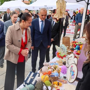 Sayın Valimiz Tülay BAYDAR BİLGİHAN, 1 Ekim Dünya Yaşlılar Günü Münasebetiyle Cumhuriyet Meydanı’nda Düzenlenen Programa Katıldı - fotoğraf 1