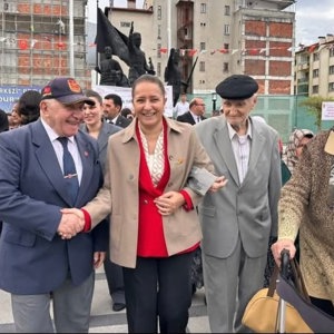 Sayın Valimiz Tülay BAYDAR BİLGİHAN, 1 Ekim Dünya Yaşlılar Günü Münasebetiyle Cumhuriyet Meydanı’nda Düzenlenen Programa Katıldı - fotoğraf 2