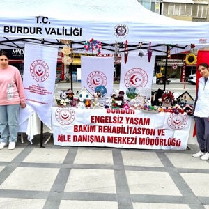 Sayın Valimiz Tülay BAYDAR BİLGİHAN, 1 Ekim Dünya Yaşlılar Günü Münasebetiyle Cumhuriyet Meydanı’nda Düzenlenen Programa Katıldı - fotoğraf 4