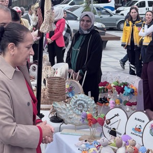 Sayın Valimiz Tülay BAYDAR BİLGİHAN, 1 Ekim Dünya Yaşlılar Günü Münasebetiyle Cumhuriyet Meydanı’nda Düzenlenen Programa Katıldı - fotoğraf 6