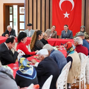 Sayın Valimiz Tülay BAYDAR BİLGİHAN, 1 Ekim Dünya Yaşlılar Günü Münasebetiyle Cumhuriyet Meydanı’nda Düzenlenen Programa Katıldı - fotoğraf 14