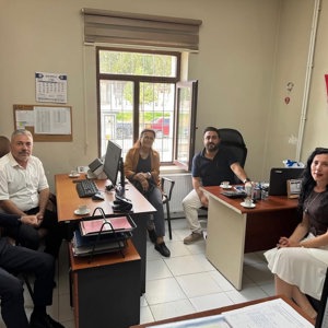 1993 yılında Siirt’te görev yaptığı sırada şehit olan Cihan GÜLMEZ’in oğlu Yasin GÜLMEZ, Şube Müdürümüz Tamer TAHMAZOĞLU ve personellerimiz tarafından ziyaret edildi. - fotoğraf 1