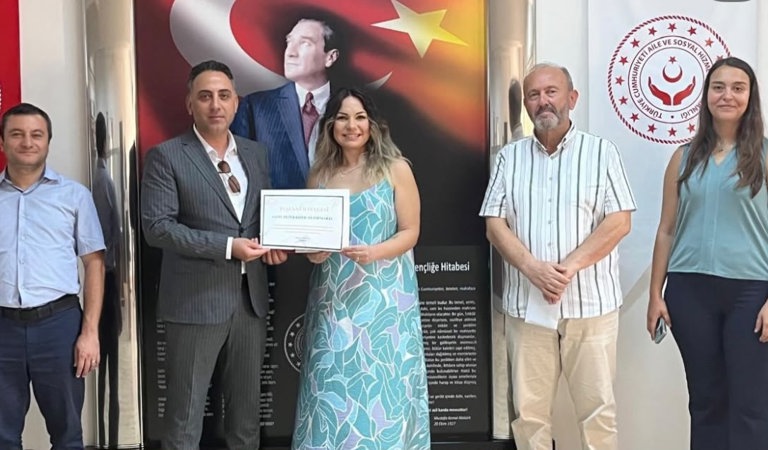  Personelimiz Petek KIZILCAN TOPALOĞLU’na İl Müdürümüz Harun TOHUMCU Tarafından Teşekkür Belgesi Verildi.