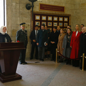 Bakan Selçuk, Türk kadınına seçme ve seçilme hakkı verilişinin yıl dönümünde, kadın milletvekilleri, muhtarlar, bürokratlar, akademisyenler ve STK’ların kadın temsilcileri ile Anıtkabir'i ziyaret etti. - fotoğraf 4