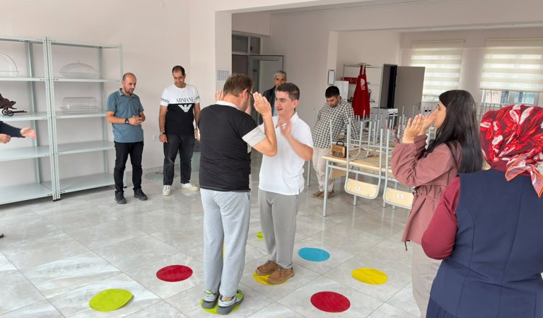 Engelli Aktif Yaşam Merkezimizdeki özel gereksinimli bireylerimizin dikkat, hafıza ve problem çözme becerilerini, geliştirici drama çalışmaları yaptık.