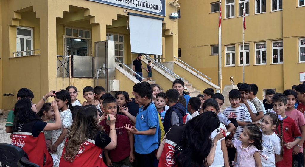 🎬🌙 Gökyüzü Altında Çocuk Kahkahaları İdil’de