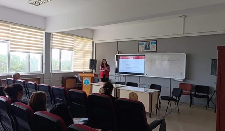 Sarı Saltuk Anadolu Lisesi öğrencilerine yönelik Kadına Yönelik Şiddetle Mücadele Semineri gerçekleştirildi.