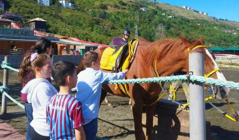 Sera Gölü Hayal Vadisi’nde Bulunan At Çiftliğine Gezi Gerçekleştirildi.