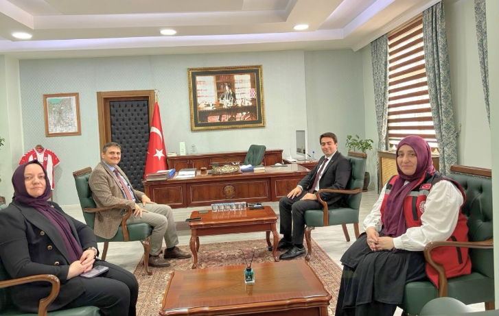 İl Müdürümüz Dr. Hüseyin Mollaoğlu, Çaykara Kaymakamı Ahmet Rıfat Arık’ı makamında ziyaret etti.