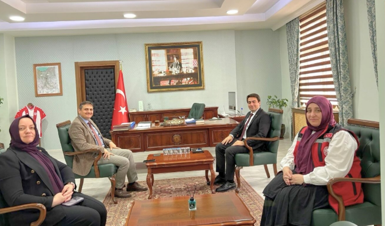 İl Müdürümüz Dr. Hüseyin Mollaoğlu, Çaykara Kaymakamı Ahmet Rıfat Arık’ı makamında ziyaret etti.
