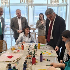 İl Müdürümüz Özgür Kırmızıtaş, Özel Gereksinimli Bireylerle Çanta Boyama Etkinliğinde Buluştu - fotoğraf 2