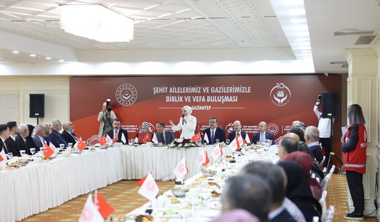 Bakan Göktaş, Gaziantep'te şehit aileleri ve gazilerle vefa buluşmasında bir araya geldi: