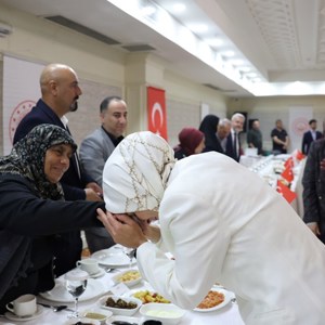 Bakan Göktaş, Gaziantep'te şehit aileleri ve gazilerle vefa buluşmasında bir araya geldi: - fotoğraf 12