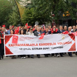 19 Eylül Gaziler Günü münasebetiyle, Valimiz Sayın Cahit ÇELİK’in katılımıyla “Kahramanlarla Kardeşlik Yolunda” yürüyüşü gerçekleştirildi. - fotoğraf 2