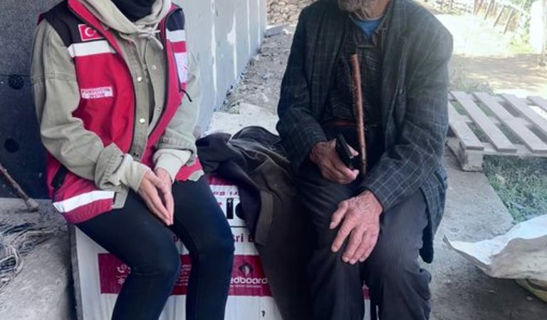 1 Ekim Dünya Yaşlılar Günü münasebetiyle İl Müdürlüğümüze bağlı Karlıova Sosyal Hizmet Merkezi tarafından kıymeti yaşlılarımız ziyaret edildi. 