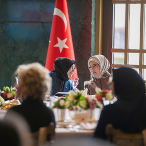Emine Erdoğan, Aile, Çalışma ve Sosyal Hizmetler Bakanlığı'nın Düzenlediği Çalıştay Kapsamında Bakan Selçuk ve Beraberindeki Koruyucu Aileleri Külliye'de Ağırladı - fotoğraf 4