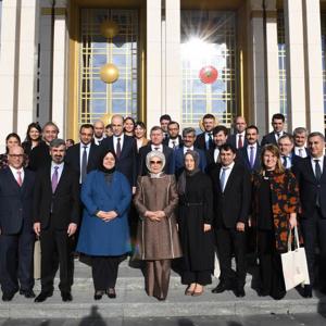 Emine Erdoğan, Aile, Çalışma ve Sosyal Hizmetler Bakanlığı'nın Düzenlediği Çalıştay Kapsamında Bakan Selçuk ve Beraberindeki Koruyucu Aileleri Külliye'de Ağırladı - fotoğraf 6