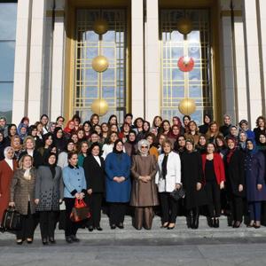 Emine Erdoğan, Aile, Çalışma ve Sosyal Hizmetler Bakanlığı'nın Düzenlediği Çalıştay Kapsamında Bakan Selçuk ve Beraberindeki Koruyucu Aileleri Külliye'de Ağırladı - fotoğraf 1