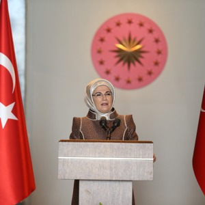 Emine Erdoğan, Aile, Çalışma ve Sosyal Hizmetler Bakanlığı'nın Düzenlediği Çalıştay Kapsamında Bakan Selçuk ve Beraberindeki Koruyucu Aileleri Külliye'de Ağırladı - fotoğraf 2
