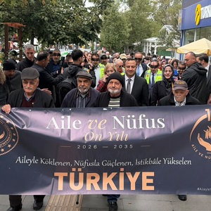 1 Ekim Dünya Yaşlılar Günü kapsamında, tüm Türkiye’de eş zamanlı gerçekleştirilen farkındalık yürüyüşü Isparta’da Valimiz Sayın Abdullah Erin’in katılımıyla gerçekleştirildi. - fotoğraf 2