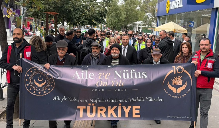 1 Ekim Dünya Yaşlılar Günü kapsamında, tüm Türkiye’de eş zamanlı gerçekleştirilen farkındalık yürüyüşü Isparta’da Valimiz Sayın Abdullah Erin’in katılımıyla gerçekleştirildi.