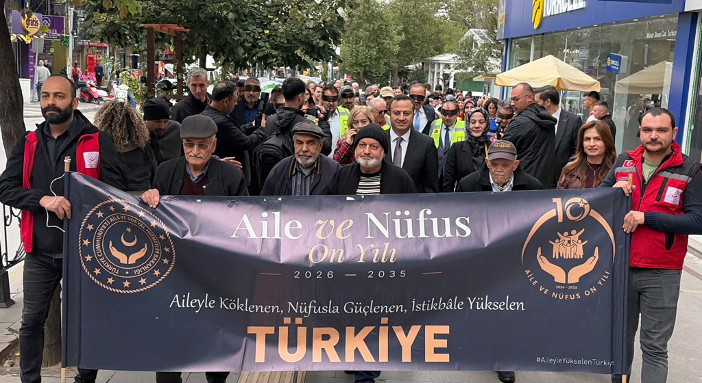 1 Ekim Dünya Yaşlılar Günü kapsamında, tüm Türkiye’de eş zamanlı gerçekleştirilen farkındalık yürüyüşü Isparta’da Valimiz Sayın Abdullah Erin’in katılımıyla gerçekleştirildi.