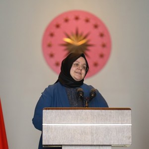 Emine Erdoğan Hanımefendi Koruyucu Aile Temelli Çocuk Koruma Sistemi Çalıştayı’na Katılan Koruyucu Aileleri, Bakan Selçuk Eşliğinde Külliye'de Ağırladı - fotoğraf 5