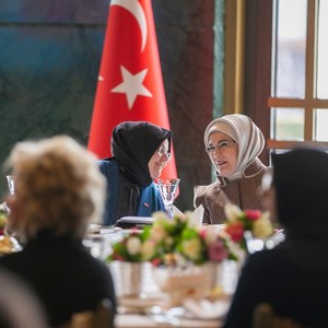 Emine Erdoğan Hanımefendi Koruyucu Aile Temelli Çocuk Koruma Sistemi Çalıştayı’na Katılan Koruyucu Aileleri, Bakan Selçuk Eşliğinde Külliye'de Ağırladı - fotoğraf 9